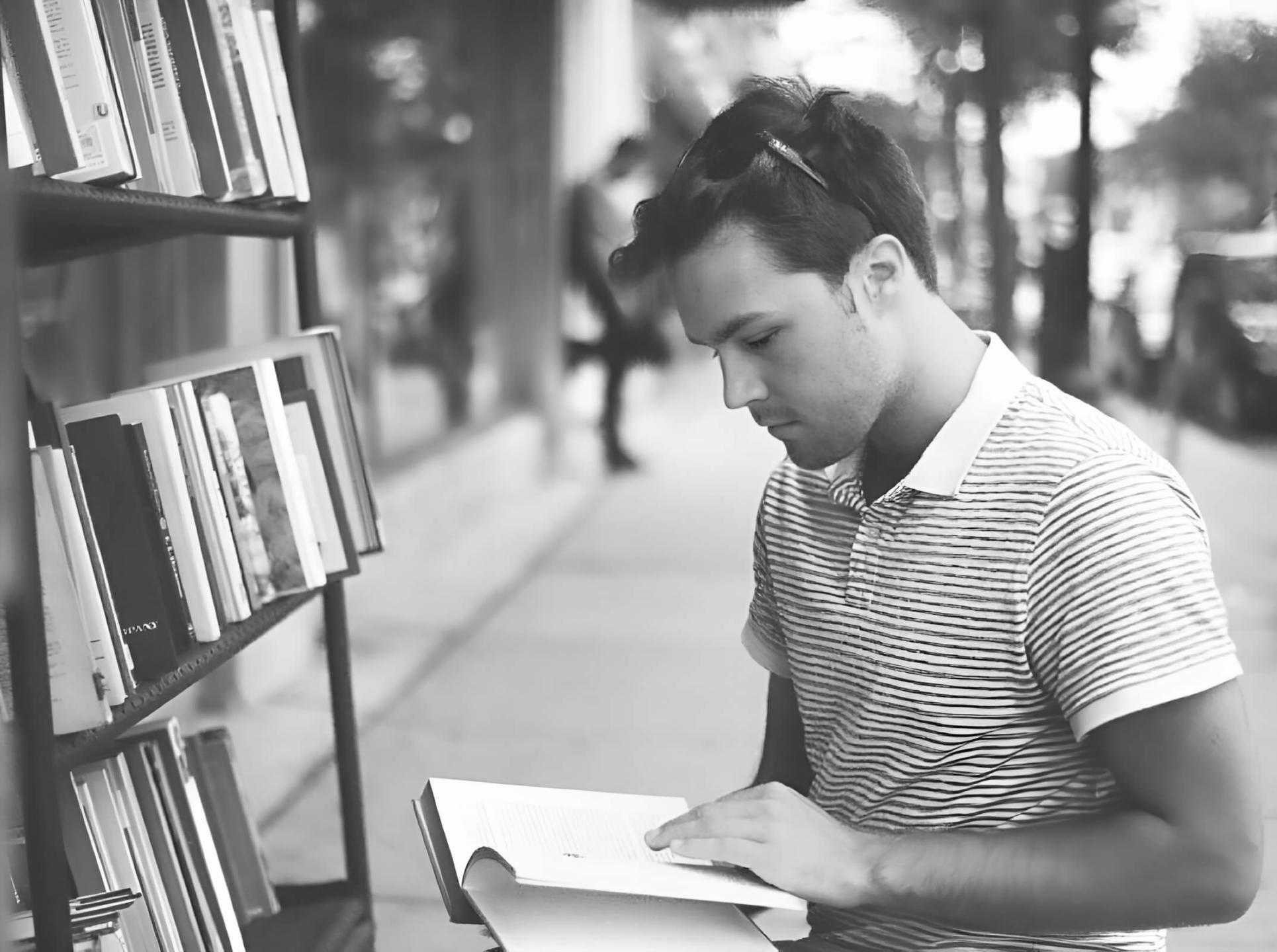 Environnement de travail professionnel montrant l'application des compétences acquises